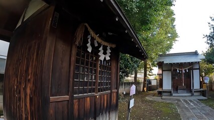 東京都新宿区原町 牛込柳町天祖神社  この神社が建てられたのは、江戸初期の慶長年間。諸国で神踊りが流行しこの牛込の里でも盛んで、とくに長兵衛という村人が神様が「ここに住んでみんなの苦しみを救う」と告げる夢を五夜連続で見たことで熱心にお祈りし、その様子を見た長者の大橋龍慶が、天照皇大神宮を勧請して祠を建てたのがはじまり。 © 真由　野田