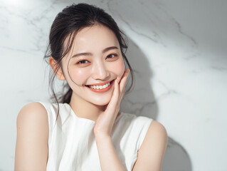 笑顔できらめく綺麗な肌と白い歯を見せる日本人女性美人モデルの接写写真。オーラルケア、スキンケア、コスメ広告用。