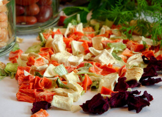 suszone warzywa, warzywny susz, jarzynka, groch w słoiku, zielony koper, dried vegetables