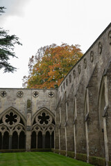 Naklejka premium Salisbury Cathedral's stunning architecture showcasing Early English Gothic design, with intricate arches and beautiful greenery.