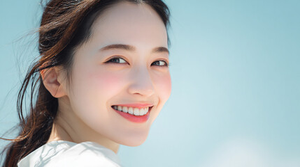 笑顔できらめく綺麗な肌と白い歯を見せる日本人女性美人モデルの接写写真。オーラルケア、スキンケア、コスメ広告用。