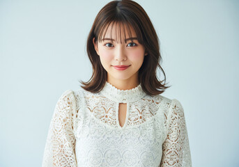 繊細なクロシェレースが上品に映える清楚な雰囲気の女性