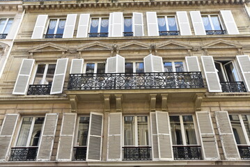 Fa&ccedil;ade&nbsp;haussmannienne&nbsp;&agrave;&nbsp;Paris