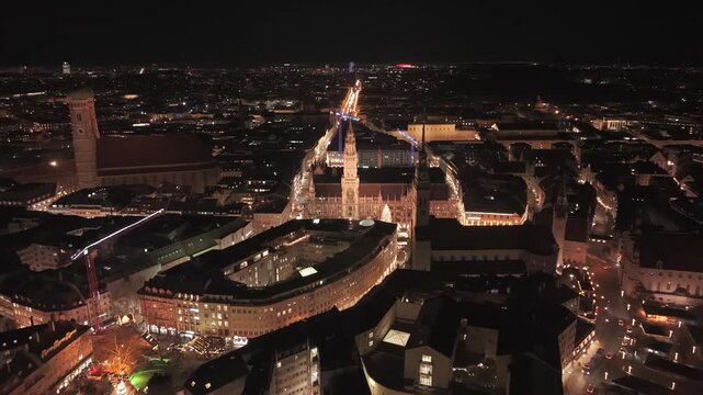 Nacht Luftaufnahme von Marienplatz in Muenchen mit Neuem Rathaus, Rathaus-Glockenspiel, Weihnachtsbaum und festlich beleuchteter Altstadt waehrend der Weihnachtszeit im Dezember.