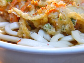 日本でよく食べられている、かき揚げうどん