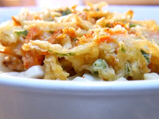 日本でよく食べられている、かき揚げうどん