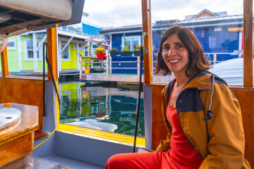 Obraz premium Tourist enjoying boat trip in fisherman's wharf park, victoria, british columbia