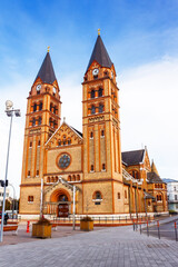 Fototapeta premium nyiregyhaza, eger, hungary - 07 dec 2014: catholic co-cathedral of our lady of hungary and fountain on kossuth square. beautiful urban landscape of nyiregyhaza before christmas under blue sky