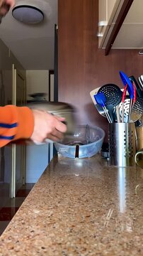 preparando la comida time lapse en cocina de casa con cazuela y microondas con proceso velocidad r&aacute;pida