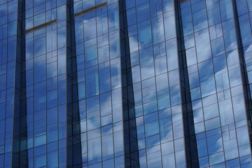 Obraz premium Glass Facade with Sky Reflection