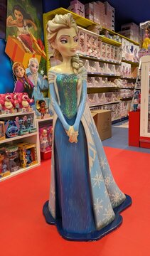 Figura decorativa de Elsa de Frozen en la jugueter&iacute;a Juguettos en Legan&eacute;s (Madrid), Espa&ntilde;a, 11 de diciembre de 2025