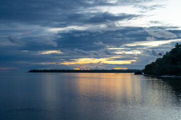 Fototapeta premium Sunset over the tranquil lagoon of Maupiti, French Polynesia