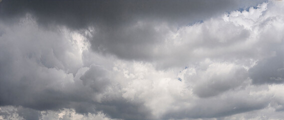 Dramatische Gewitterwolken