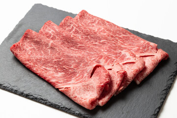 黒皿に乗った牛肉　白バック