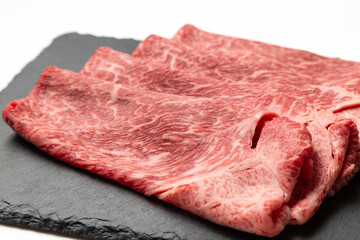 黒皿に乗った黒毛和牛　白バック