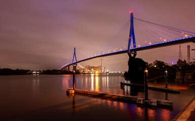 Fototapeta premium Köhlbrandbrücke während Blueport