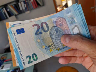 Banconote da 20 nelle mani di un uomo - business o tangente