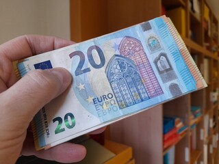 Banconote da 20 nelle mani di un uomo - business o tangente