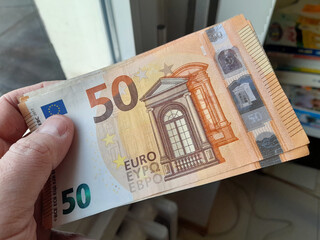 Banconote da 50 che passano da una mano all'altra - business o tangente