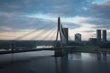 Blick auf einen Teil der Vansu-Br&uuml;cke in Riga Lettland in der dunstigen Morgend&auml;mmerung
