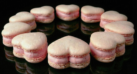 ハート型マカロンの円環構図 黒背景 クローズアップ【AI】 © Itsuki Momiji