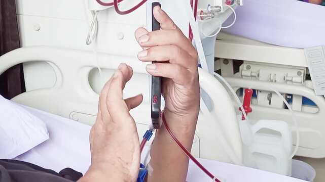 Hemodialysis lasts for several hours, allowing a patient to use this time for relaxing activities, such as playing on a cell phone, as long as it does not disturb or endanger his safety.