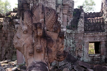 ガルーダとナーガの彫像