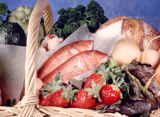 paperasse au bureau et un homme qui croule sous la charge de travail