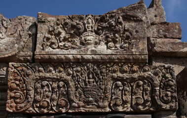 プレアヴィヒアの石壁の彫刻
