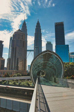 KUALA LUMPUR, MALAYSIA - OCTOBER 20, 2024 : Pedestrian bridge named Lintasan Saloma or Saloma Link which connects Kampung Baru and Jalan Ampang near Kuala Lumpur Petronas Twin Tower (KLCC).