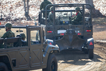 高機動車に牽引された重迫撃砲