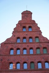 Historisches barockes Backsteinhaus mit Inschrift in der Hansestadt Wismar