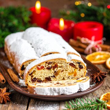 Traditioneller Christstollen mit reichhaltiger F&uuml;llung aus Rosinen und kandierten Fr&uuml;chten