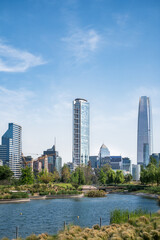 Der Parque Bicentenario Park mitten in Santiago de Chile mit Blick auf die Skyline mit modernen Hochh&auml;usern, im Vordergrund ein See (Hochformat)