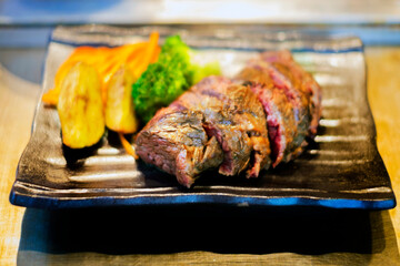 お皿の上のステーキ