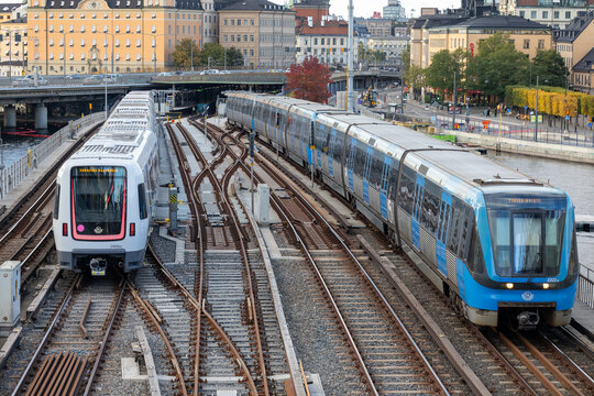 Pociąg metra w Sztokholmie w kierunku stacji