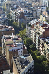 Fototapeta premium Vista do alto de rua arborizada na cidade de Barcelona na Espanha