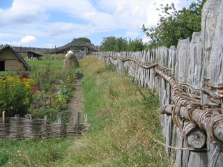 Palisade in der germanischen Funkenburg Westgreu&szlig;en