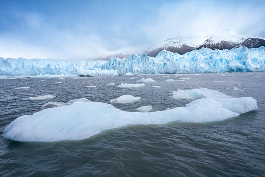 Der Klimawandel und die Erderw&auml;rmung sorgen daf&uuml;r, dass Gletscher wie der Perito Moreno, in Patagonien nahe El Calafate, schmilzen