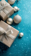 Cajas de regalo por Navidad y bolas decorativas de navidad sobre fondo azul, postal para dise&ntilde;os con espacio vac&iacute;o