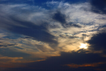 Obraz premium Spectacular sunset at Coral Bay offers a direct view of the sun setting over the Mediterranean Sea.