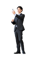 スマートフォンを使う男性ビジネスマン（背景透過PNG）