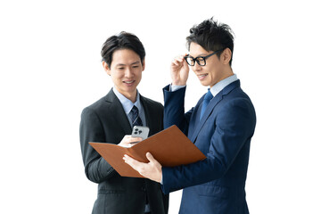 打ち合わせをする2人の男性ビジネスマン（背景透過PNG）