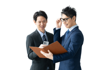 打ち合わせをする2人の男性ビジネスマン（背景透過PNG）