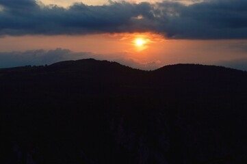 Obraz premium sunset behind the hill