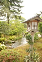 静かな美しい庭園の風景と灯篭のある風景