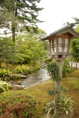 美しい庭園の風景と灯篭の写真風景