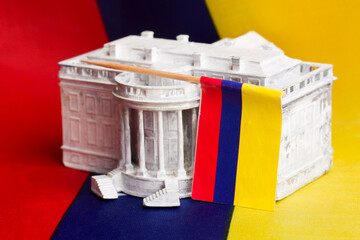 The White House in the United States against the backdrop of Venezuela and the Venezuelan flag.