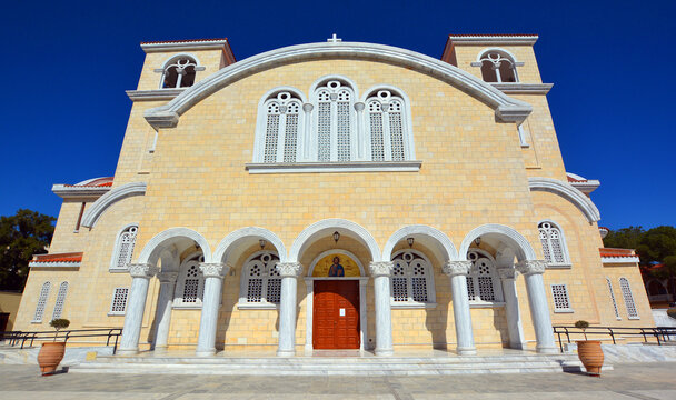 Church of St. Barnabas and St. Makarios is quite newly built cathedral dedicated to the apostle, located in the old part of Nicosia by the archbishopric. 