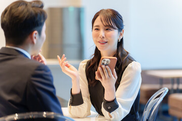 カップル　デート　スマートフォン